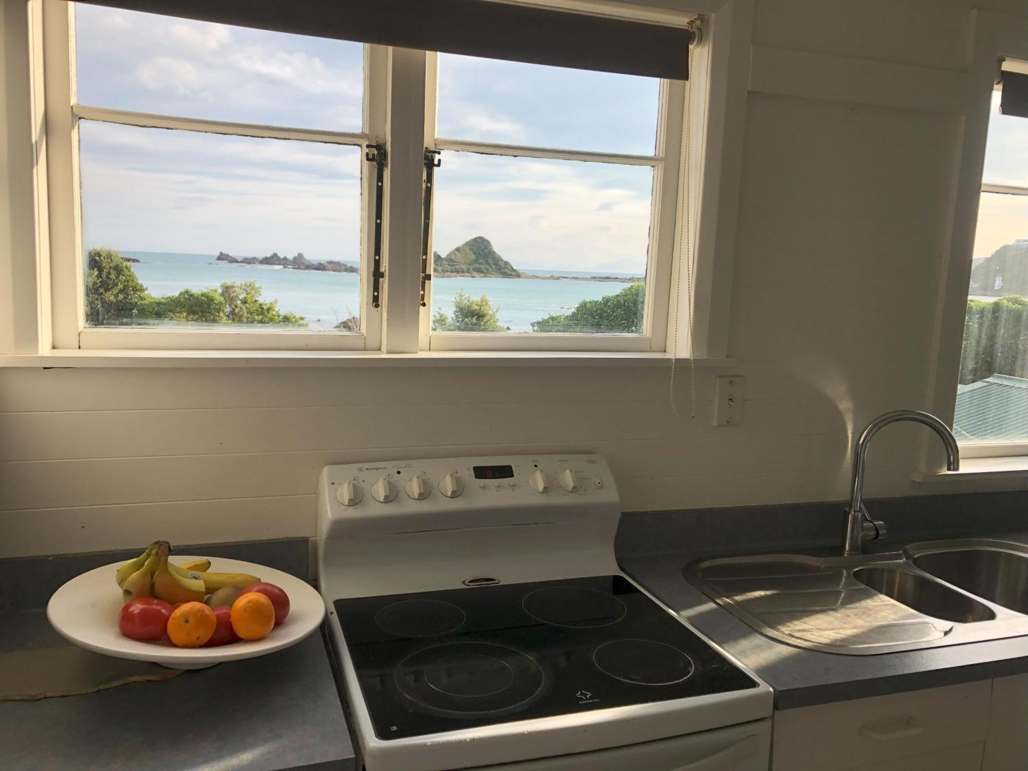 Seafront Haven In Island Bay With Deck, Outdoor Bath, And Parking Apartment Wellington Exterior photo